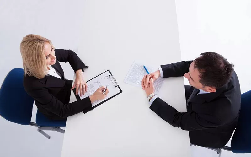 Buổi phỏng vấn xin việc chuyên nghiệp giữa người phỏng vấn và ứng viên.