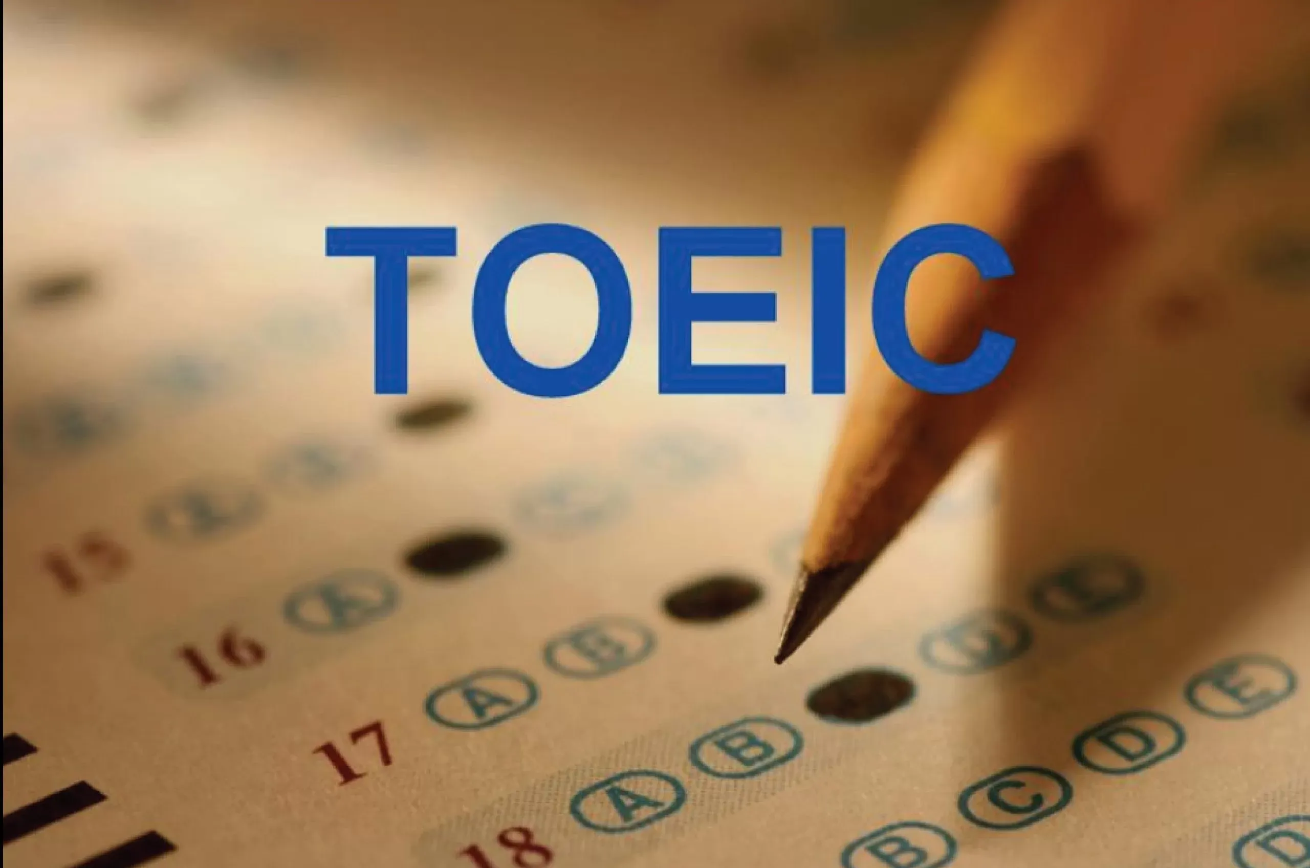Hình ảnh cây bút chì trên tờ giấy kiểm tra trắc nghiệm với chữ TOEIC