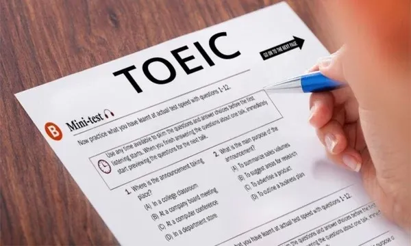 Người cầm bút làm bài thi TOEIC tại trung tâm đào tạo Edusa