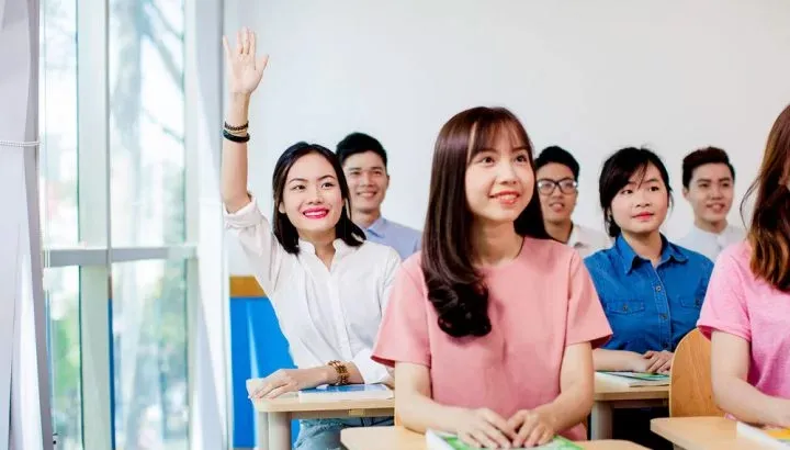 Sinh viên kinh tế nên học IELTS hay TOIEC