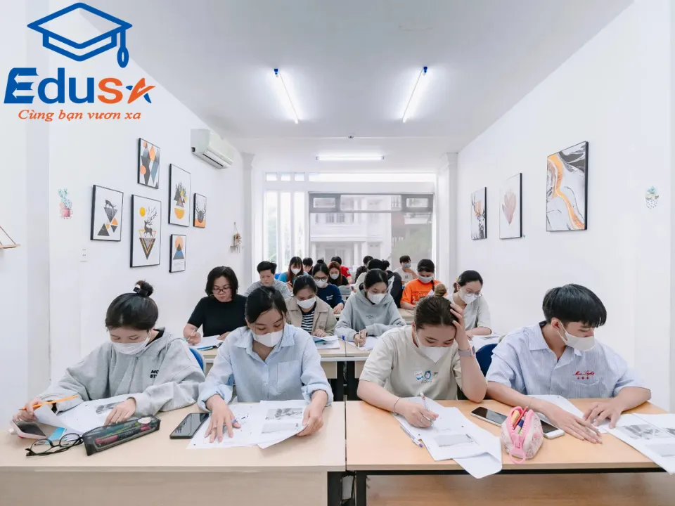 Học viên TOEIC ngồi làm bài kiểm tra trong lớp học hiện đại tại EDUSA