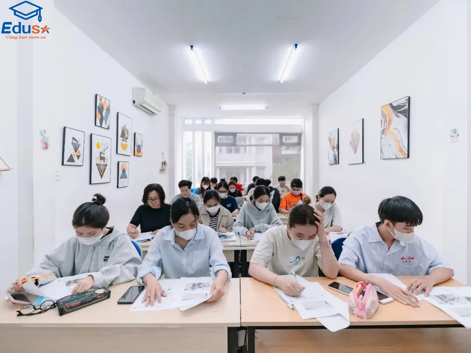 Giảng viên hướng dẫn sinh viên luyện đề TOEIC tại EDUSA