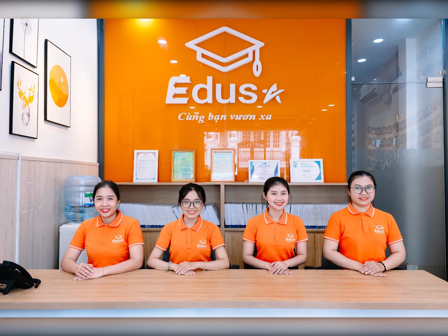 Đội ngũ tư vấn EDUSA hỗ trợ chọn lịch khóa TOEIC cấp tốc