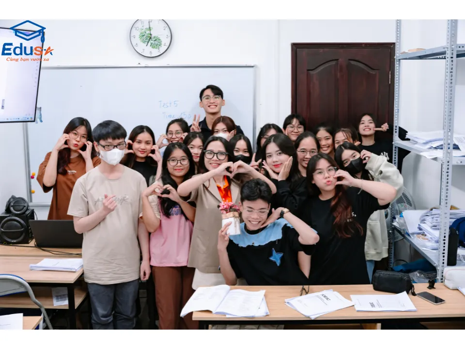 Giảng viên EDUSA đồng hành chữa bài trong lớp TOEIC cấp tốc