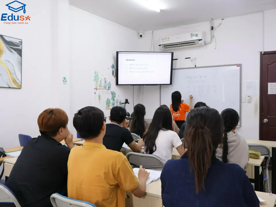 Giáo viên đang sửa bài cho học viên trong lớp học TOEIC offline tại EDUSA