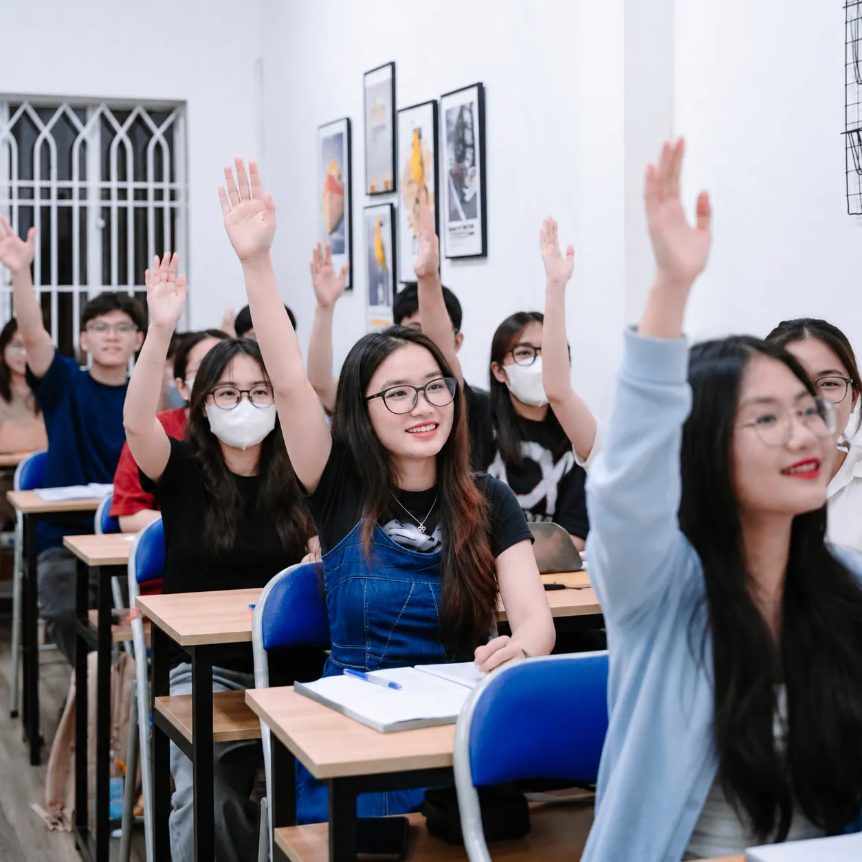 Học viên và giảng viên trong buổi luyện Speaking Writing tại EDUSA