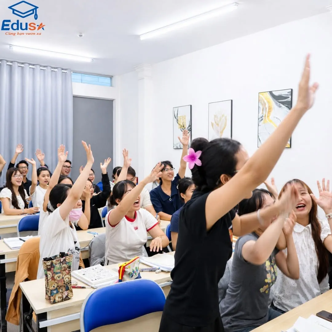Học viên ngồi học TOEIC trong lớp Offline tại EDUSA