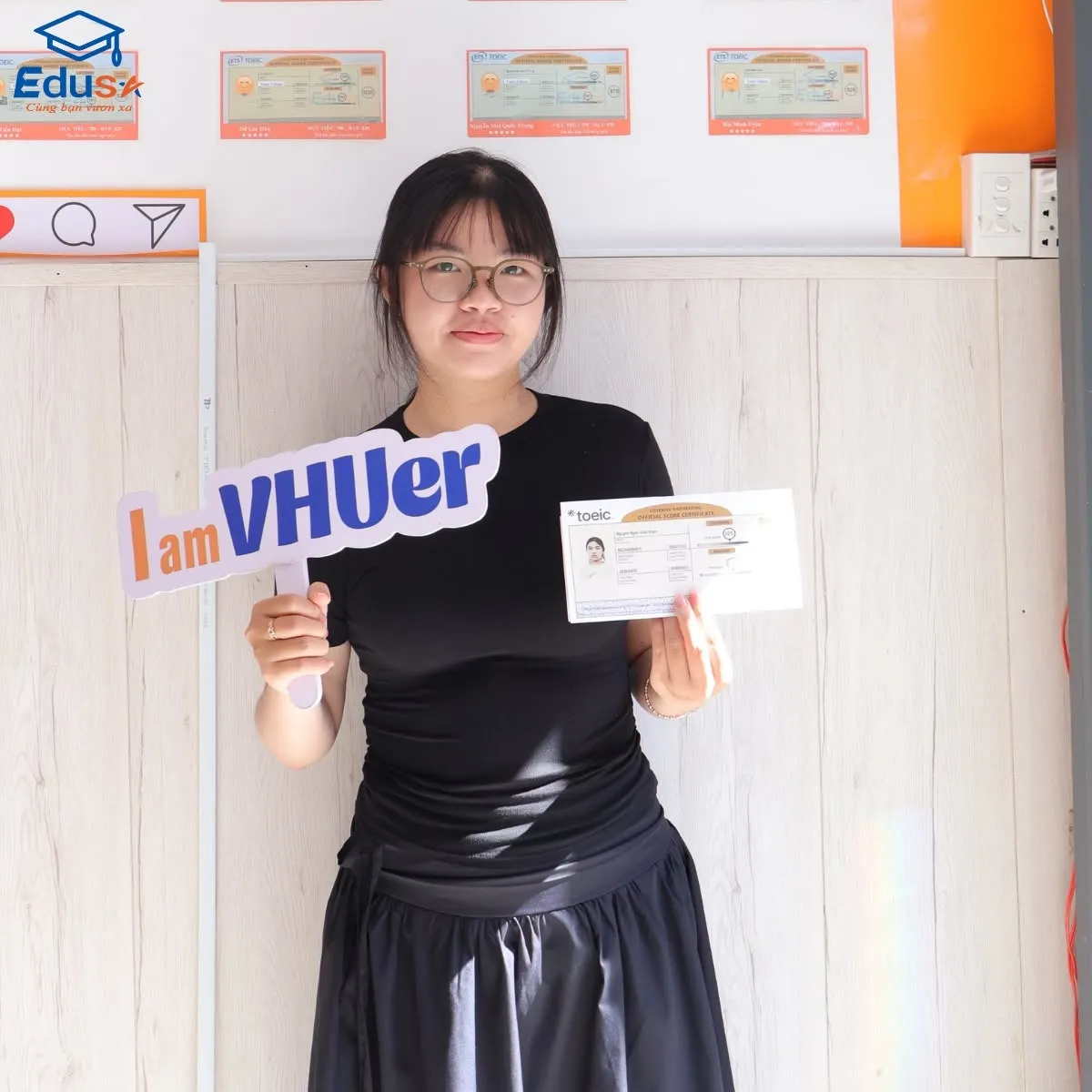 Học viên cầm chứng chỉ điểm TOEIC chính thức tại trung tâm EDUSA