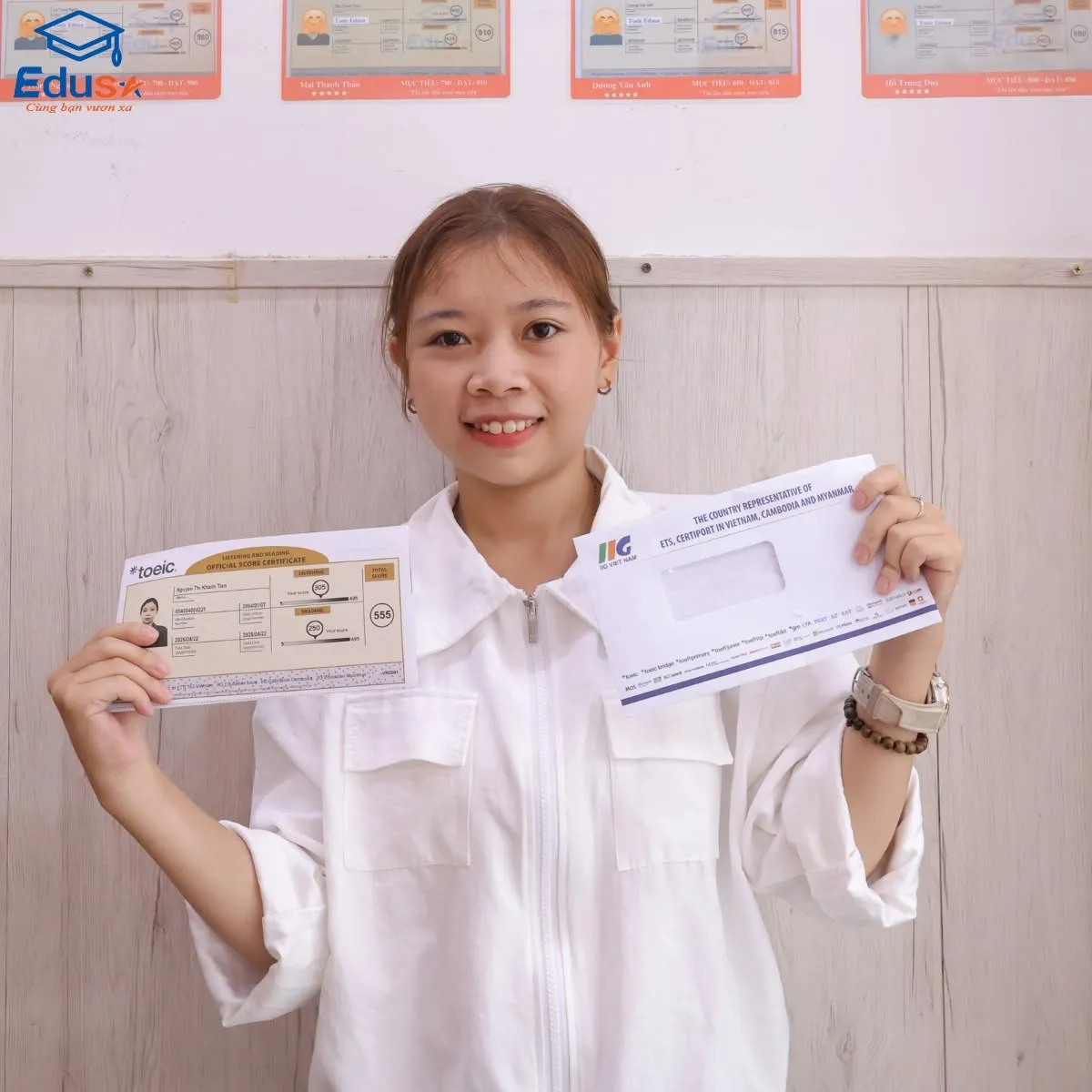 Học viên pose cùng chứng chỉ TOEIC tại không gian EDUSA