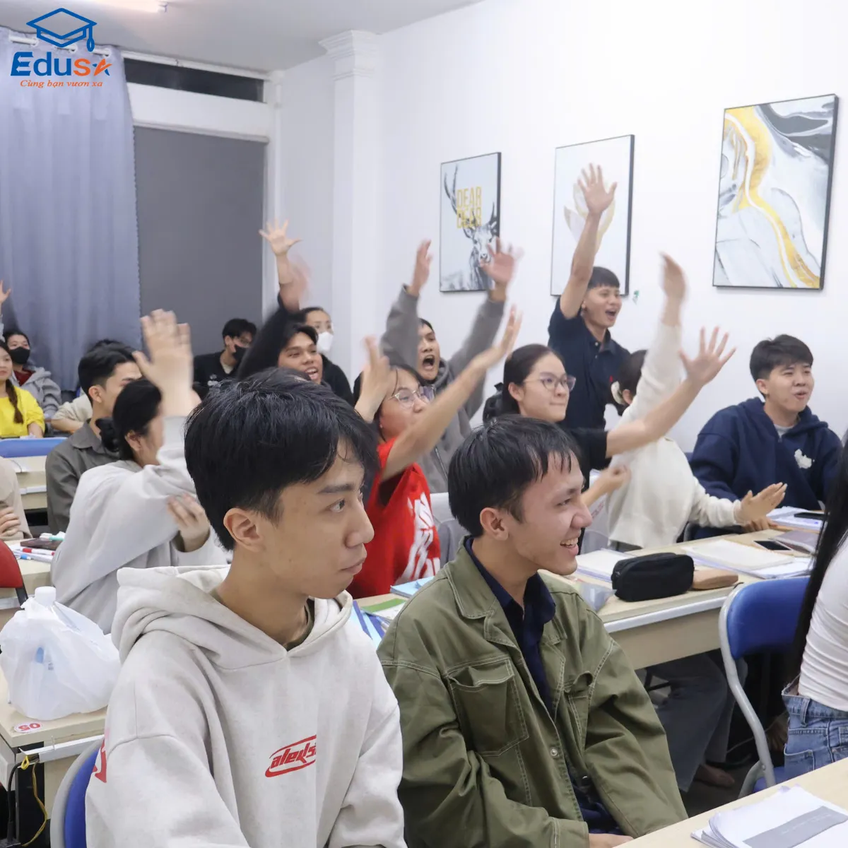 Học viên đứng phát biểu luyện Speaking trong lớp TOEIC EDUSA