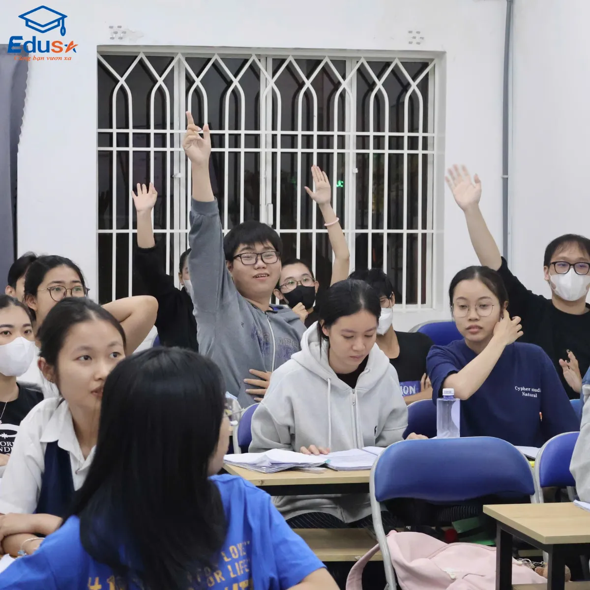 Sinh viên trao đổi và phát biểu trong buổi học TOEIC tại EDUSA