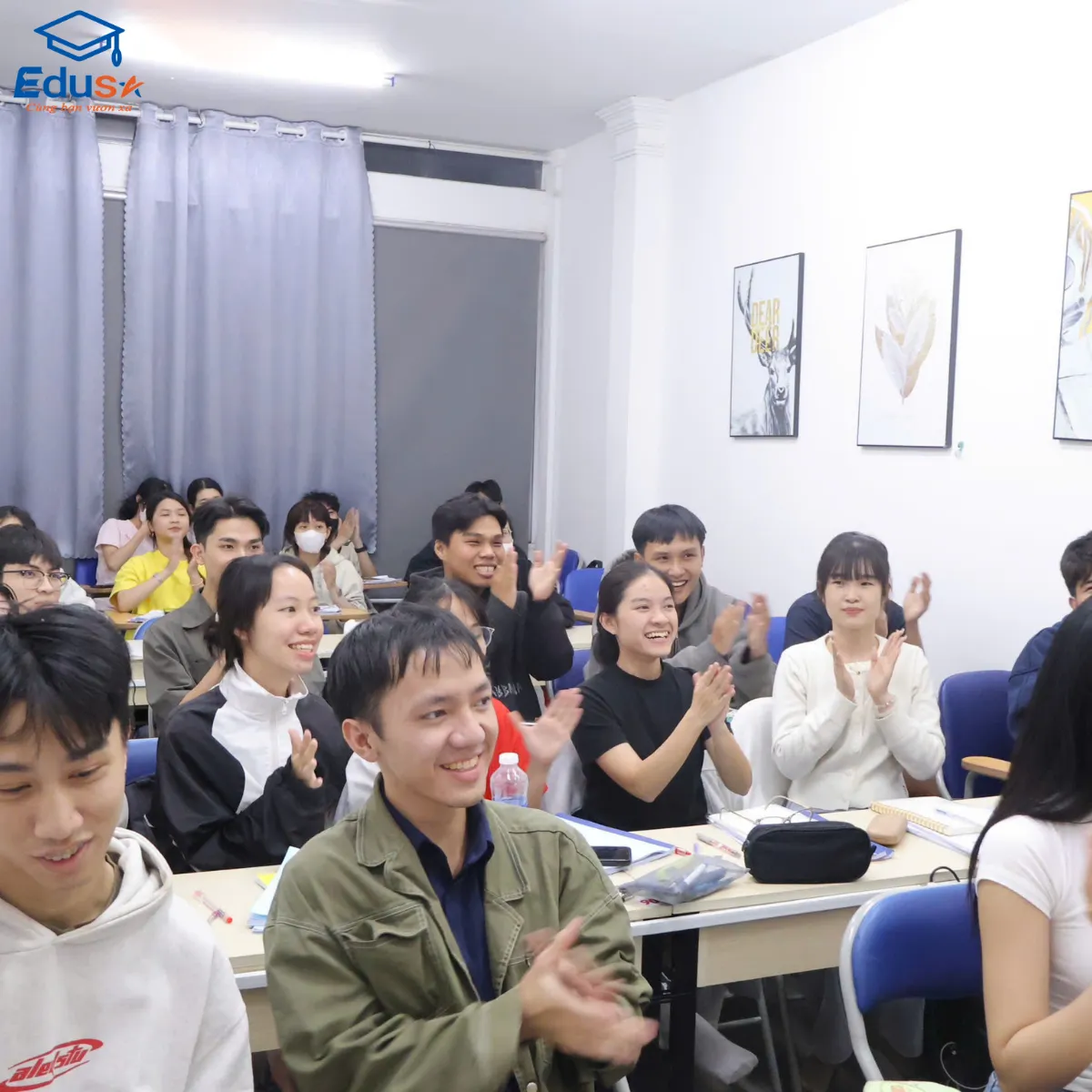 Học viên cười vui trong buổi học TOEIC Offline tại EDUSA