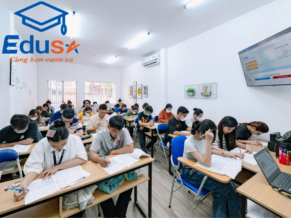 Học viên tập trung làm bài Listening Reading trong lớp TOEIC tại EDUSA