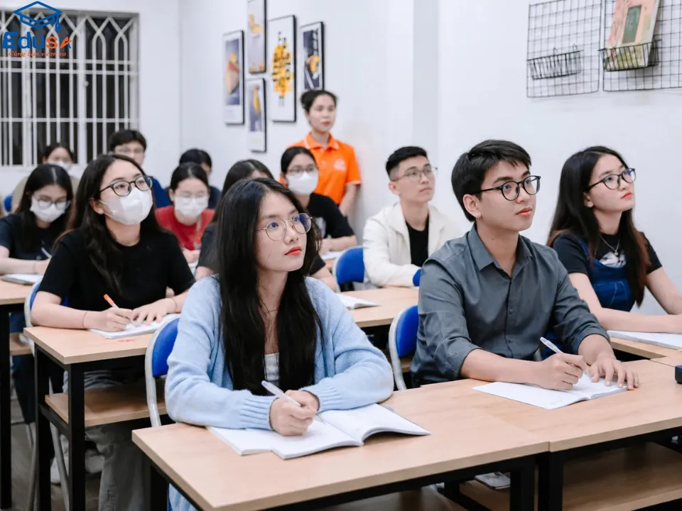 Học viên làm bài trong lớp TOEIC Offline tại EDUSA