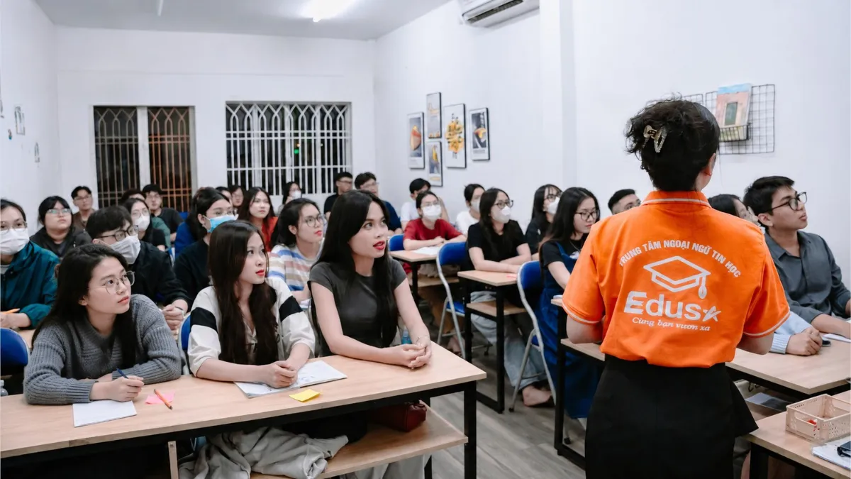 Học viên trong lớp học TOEIC offline tại trung tâm EDUSA