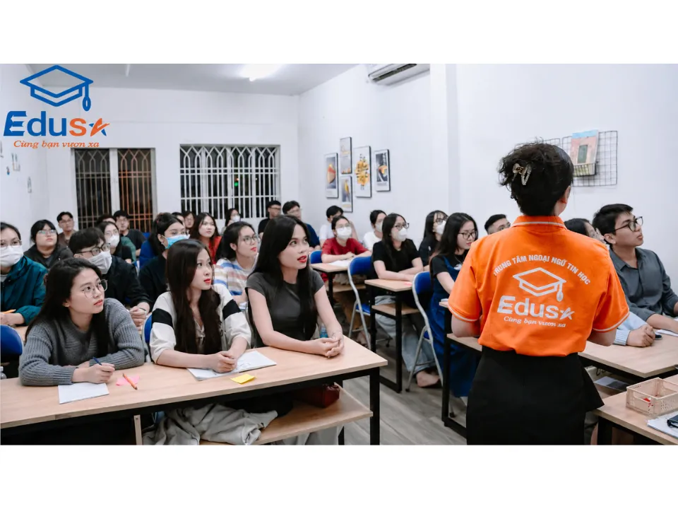 Sinh viên học TOEIC trong lớp Offline tại trung tâm EDUSA
