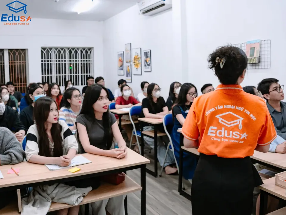 Giảng viên hướng dẫn học viên trong lớp TOEIC Offline tại EDUSA