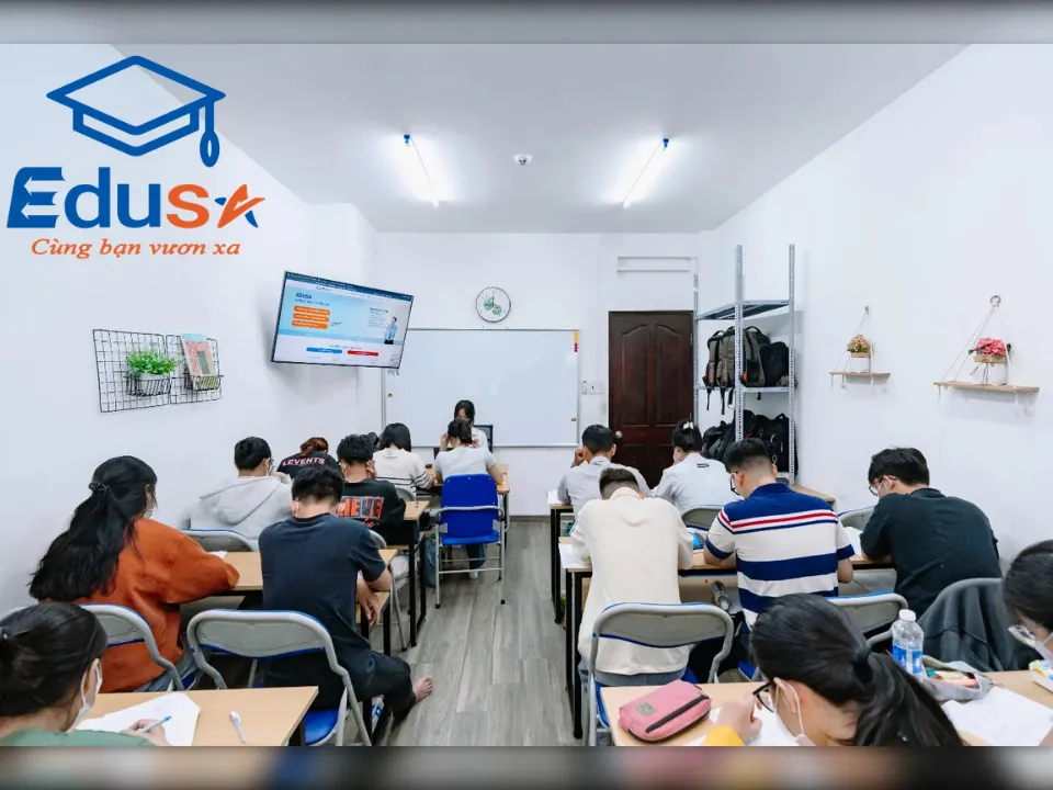 Học viên đi làm trong lớp TOEIC tại trung tâm EDUSA