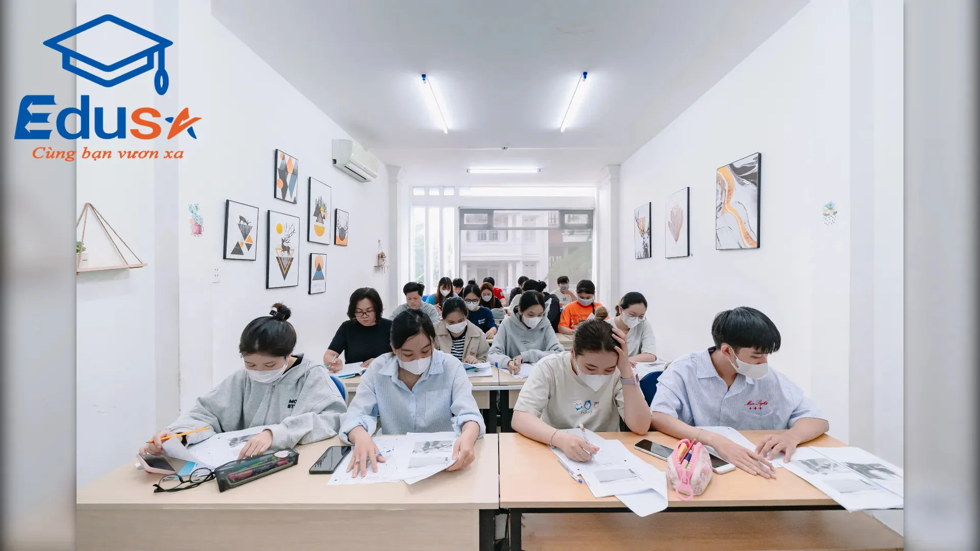 Học viên làm bài thi thử TOEIC tại EDUSA