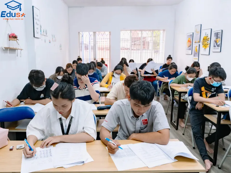 Học viên làm bài thi thử TOEIC tại trung tâm EDUSA