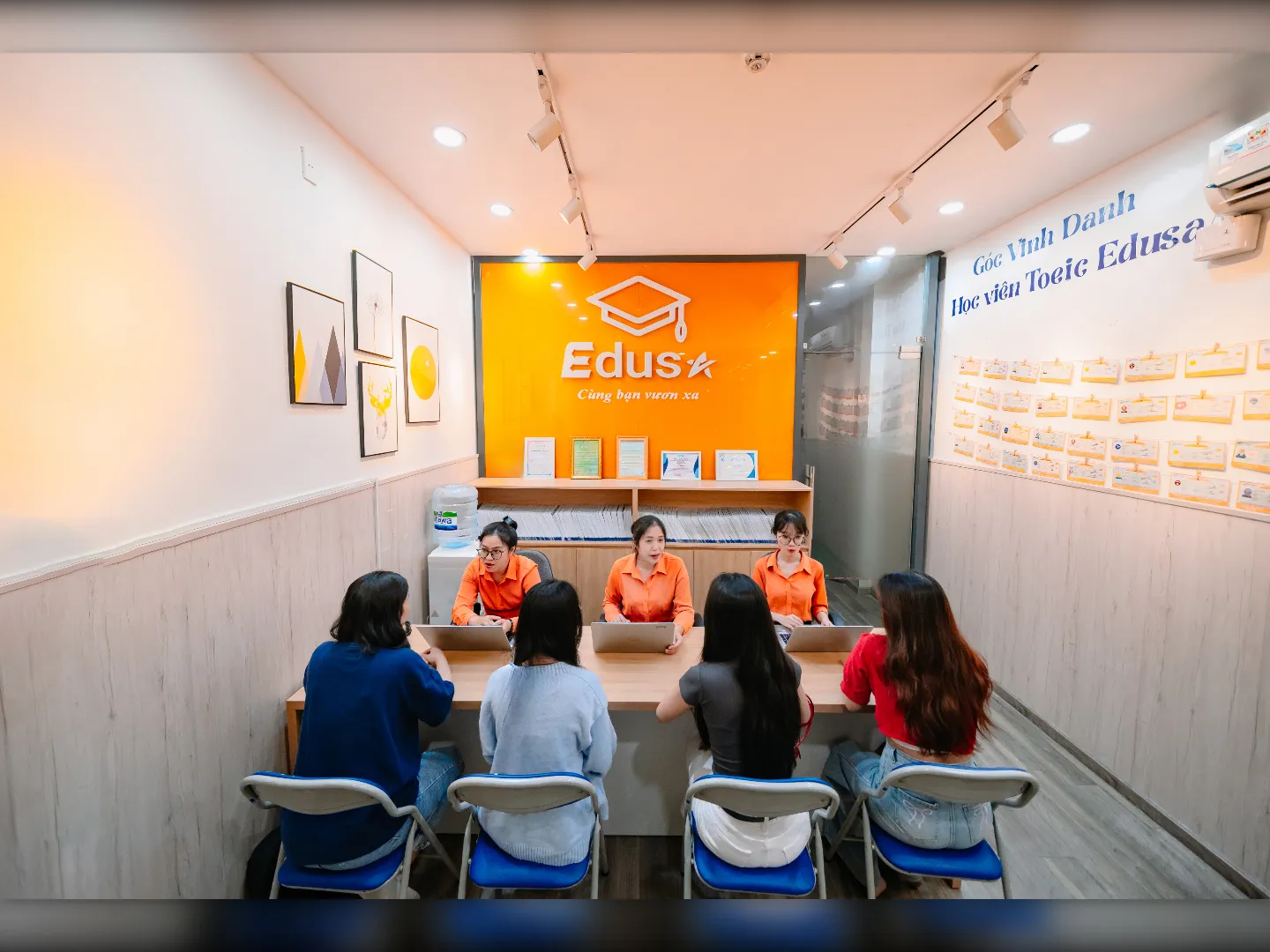 Đội ngũ tư vấn khóa TOEIC cho người đi làm tại quầy EDUSA
