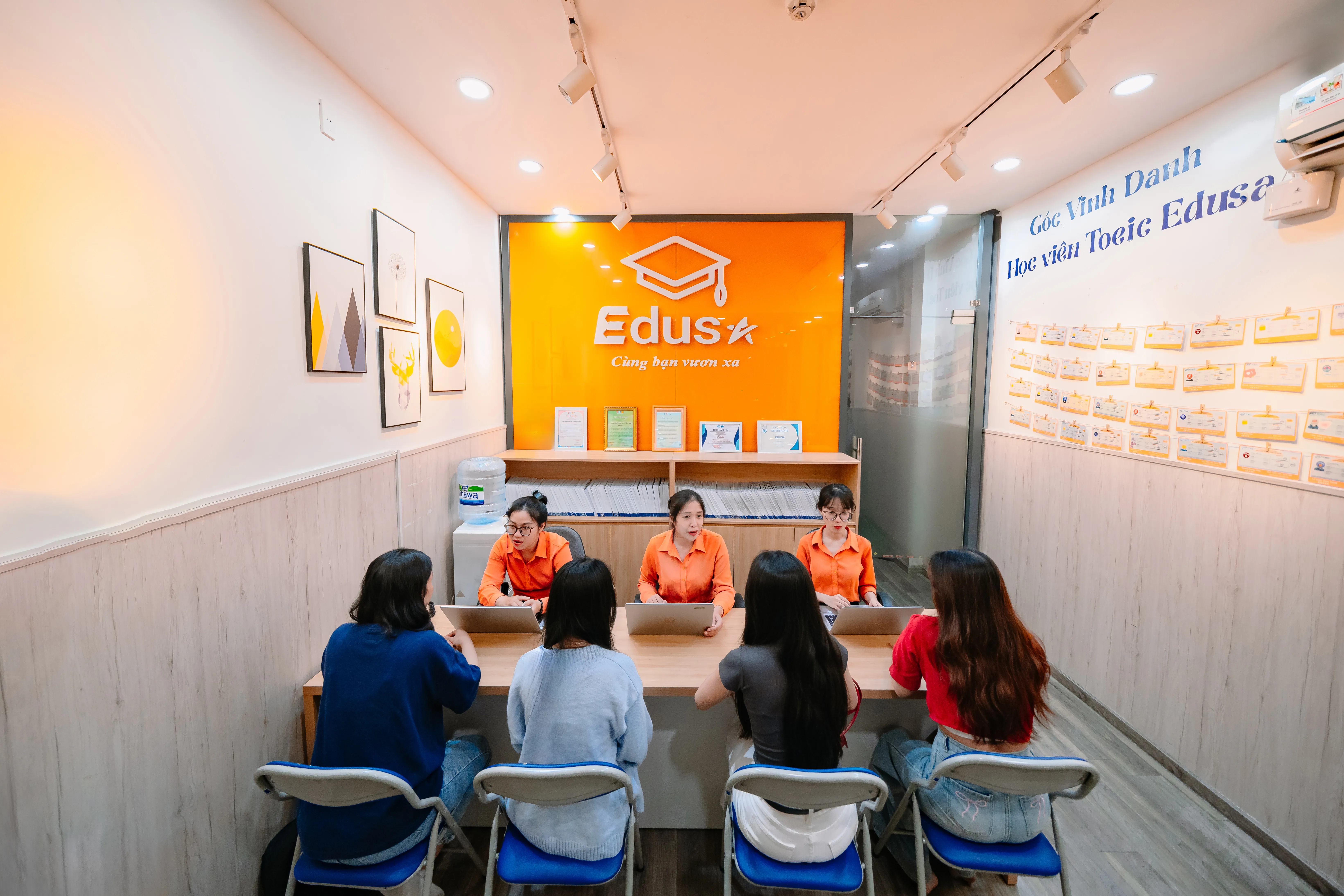 Học viên trao đổi mục tiêu TOEIC và lộ trình học tại văn phòng tư vấn