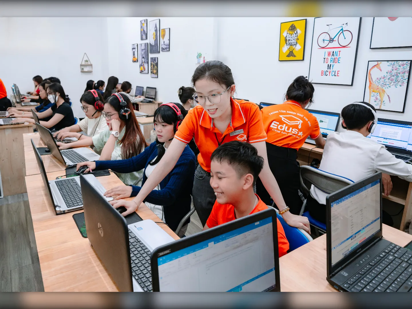 Học viên thực hành Word Excel và PowerPoint trong lớp MOS tại EDUSA