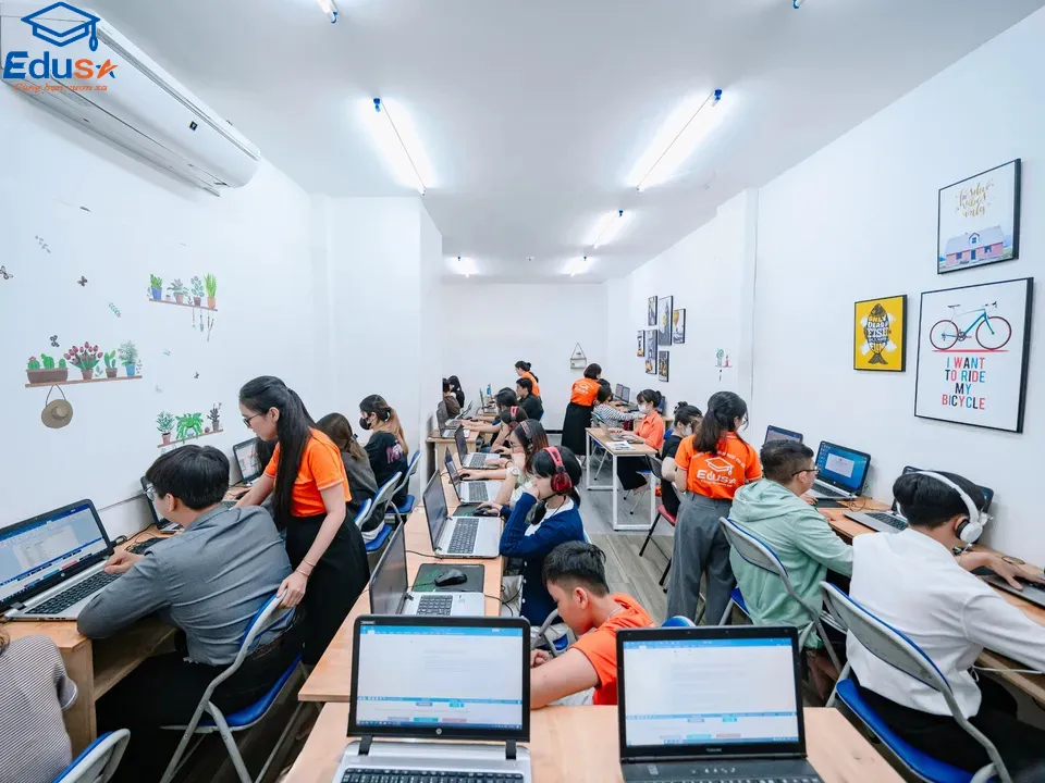 Học viên thực hành MOS trên máy tính tại lớp học EDUSA