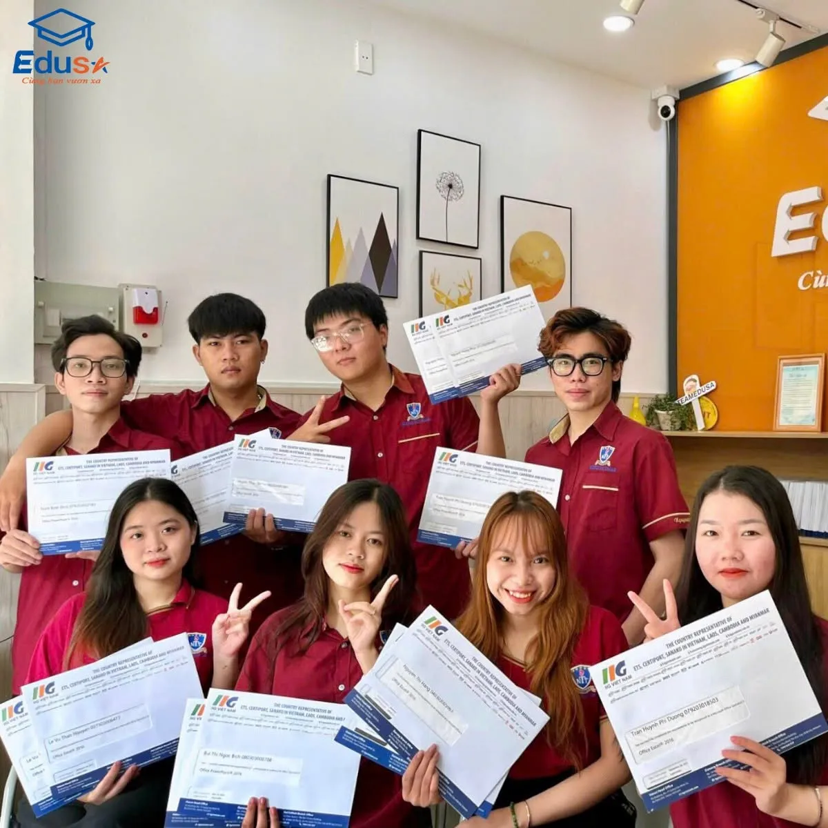 Học viên EDUSA cầm chứng chỉ MOS có logo IIG tại trung tâm