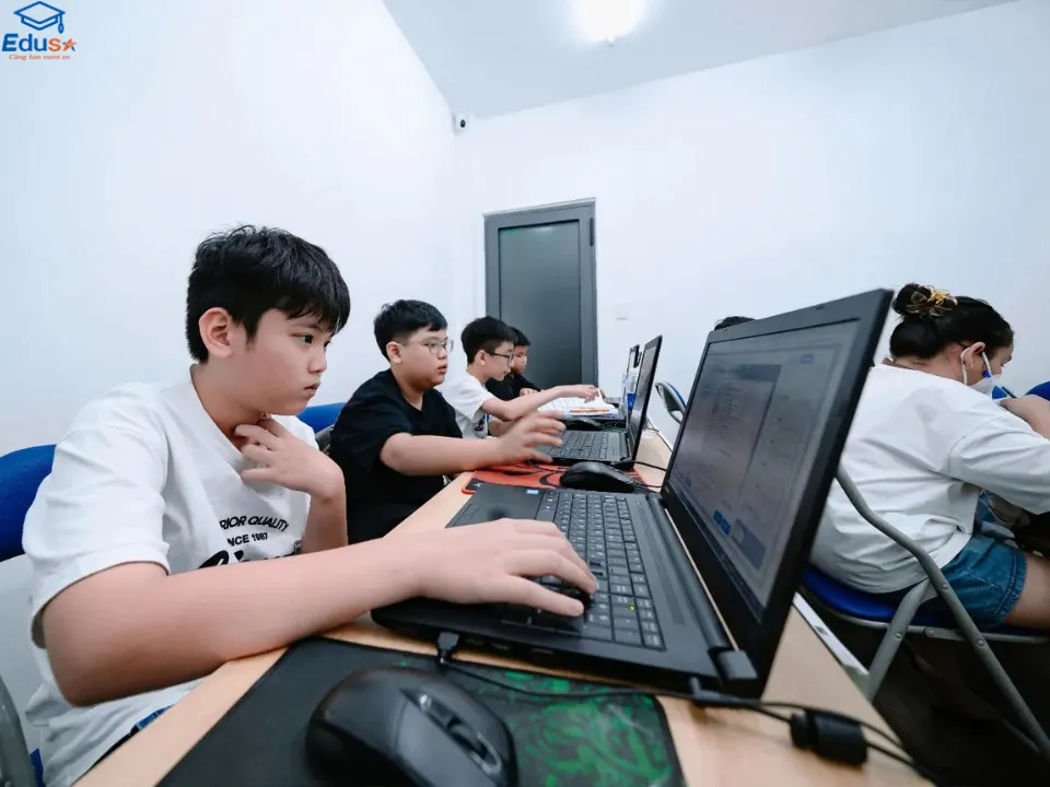 Học viên nhỏ tuổi tham gia lớp học IC3 GS6 và thực hành trên máy tính tại EDUSA