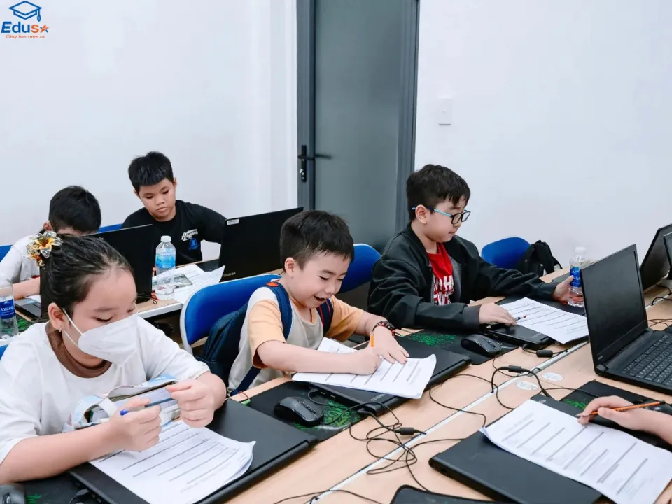 Học viên thực hành kỹ năng IC3 GS6 trên máy tính tại EDUSA