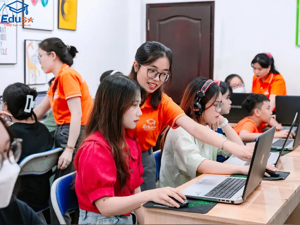Học viên luyện kỹ năng MOS trên máy tính có hướng dẫn tại EDUSA