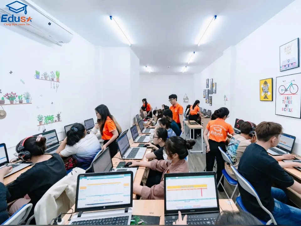 Học viên thực hành MOS trên máy tính trong lớp học tại EDUSA