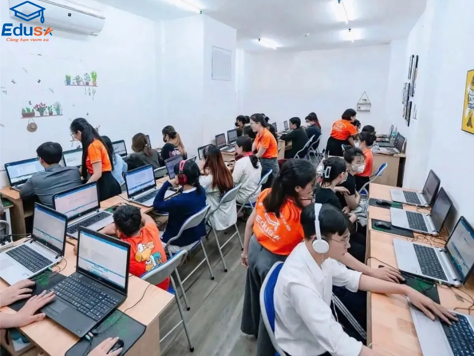 Học viên thực hành MOS trên máy tính tại lớp học EDUSA