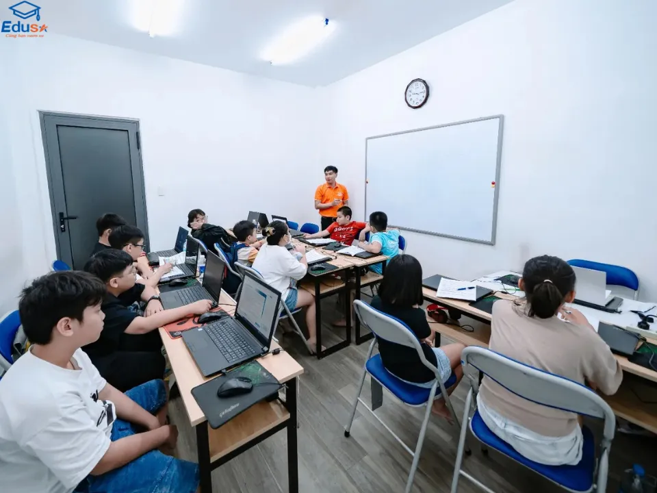 Học viên thực hành IC3 GS6 trên máy tính trong lớp học tại EDUSA