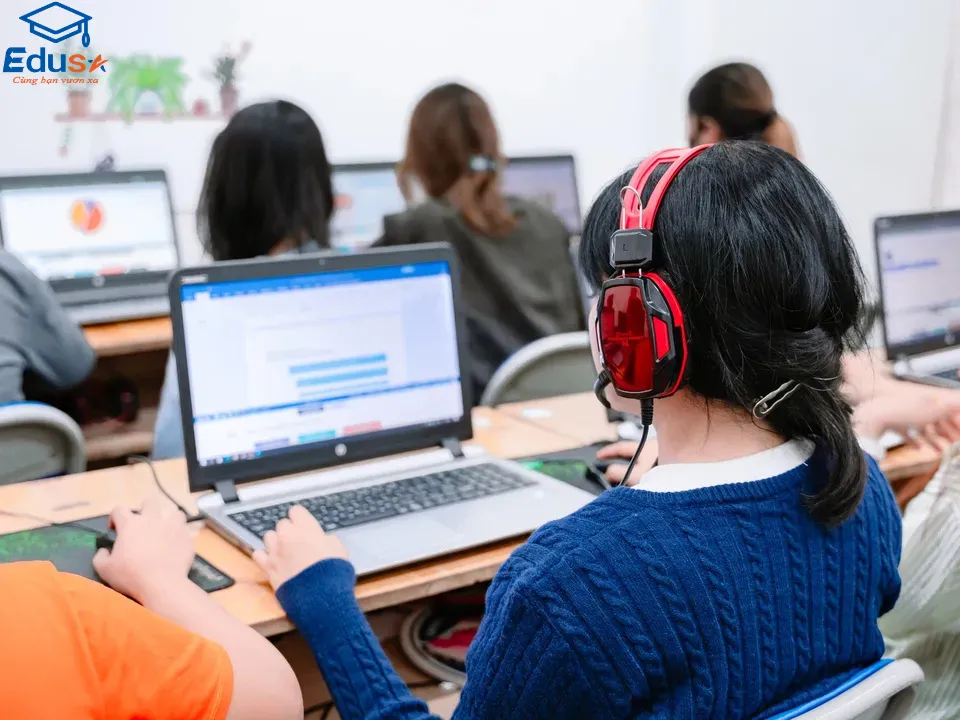 Học viên thực hành MOS trên máy tính tại lớp học EDUSA